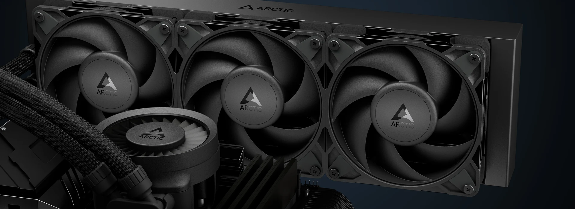 O Liquid Freezer III Pro 360 preto montado num PC, com as três ventoinhas P12 Pro e o bloco da bomba