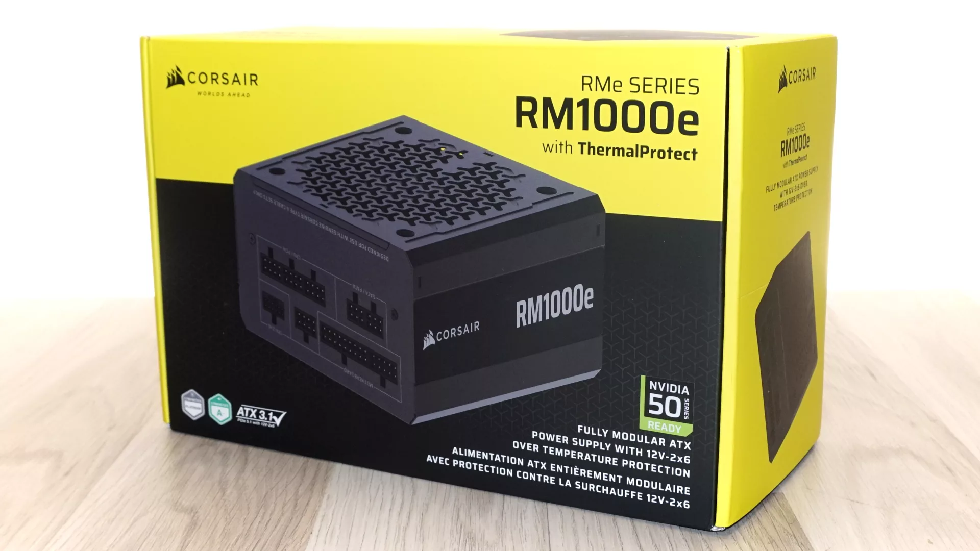 A caixa da Corsair RM1000e com ThermalProtect