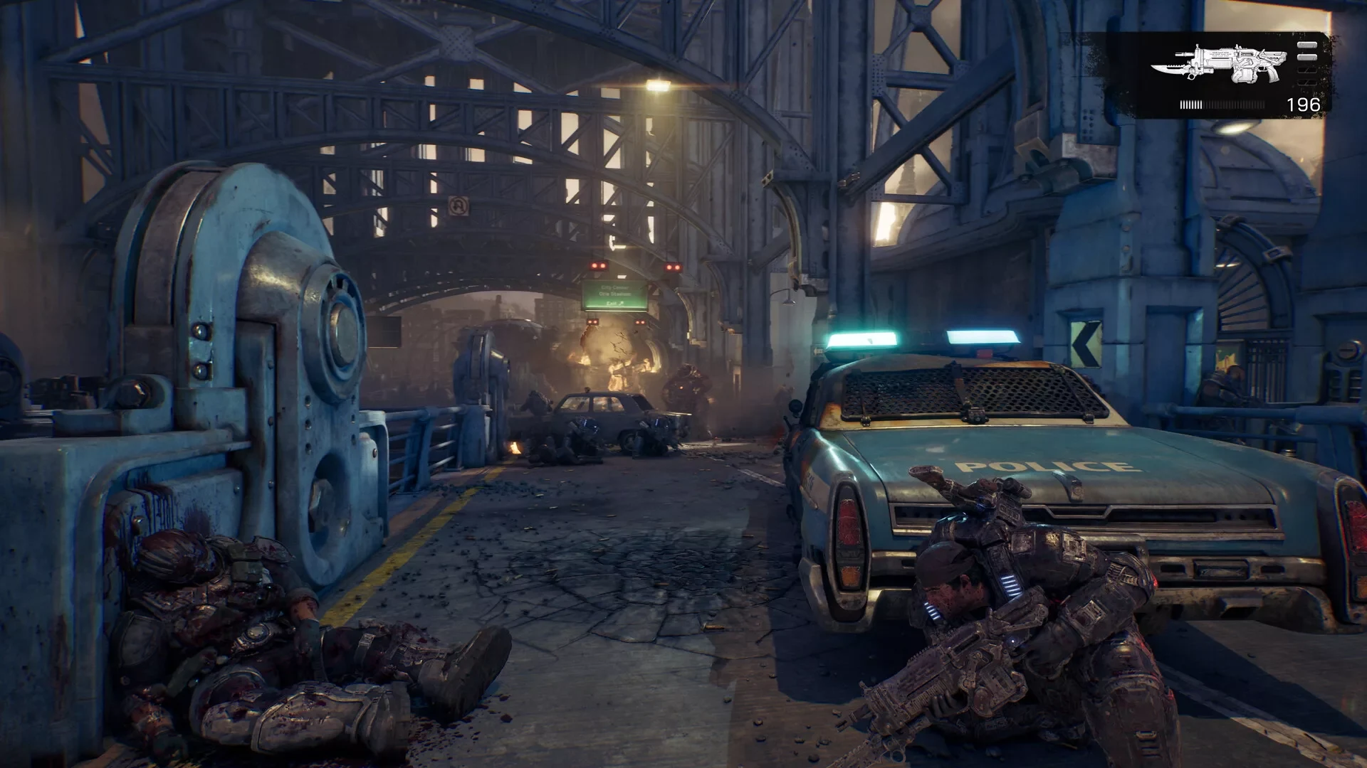 Marcus agachado atrás de um carro da polícia numa ponte em Gears of War: E-Day