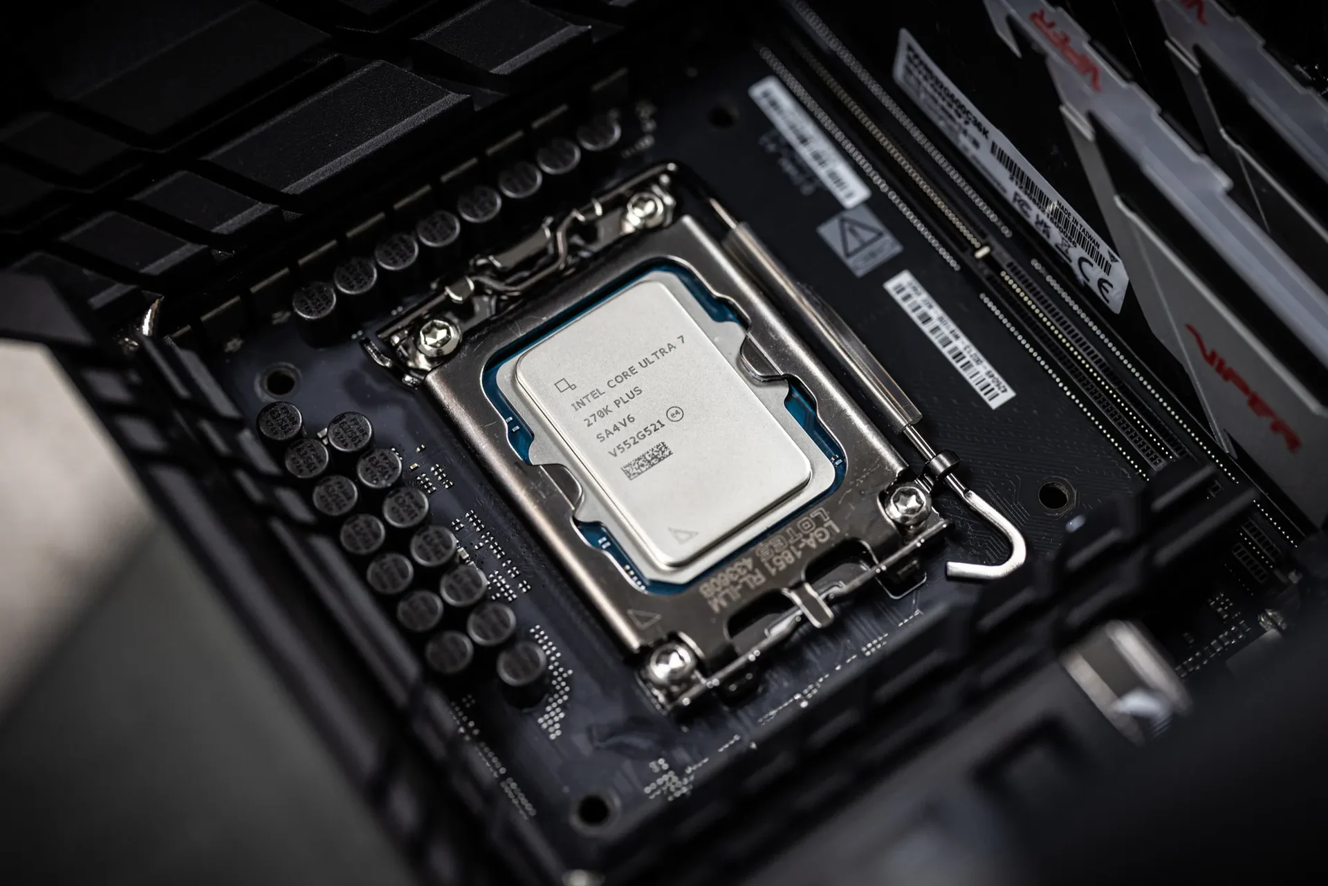 Processador Intel Core Ultra 7 270K Plus montado no socket LGA1851 de uma motherboard