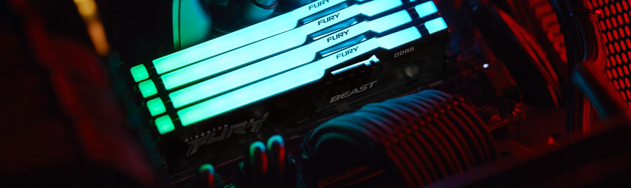 Os módulos Kingston FURY Beast RGB acesos dentro de um PC