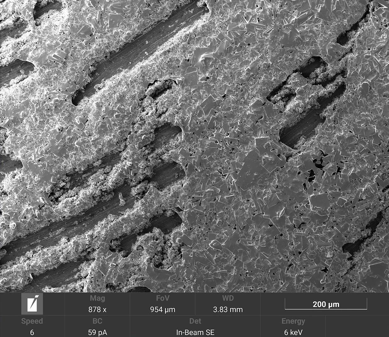 Imagem de microscópio eletrónico da camada sólida formada pelo metal líquido sobre cobre