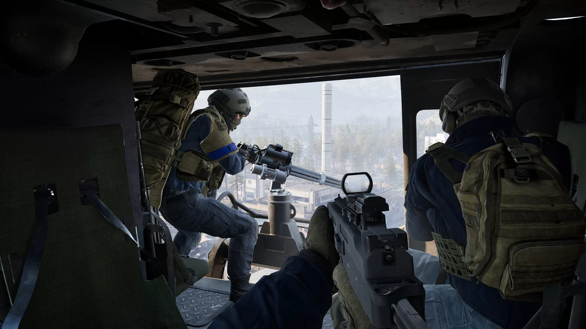 Dentro de um helicóptero, um soldado da Lonestar dispara uma metralhadora pela porta em WARDOGS