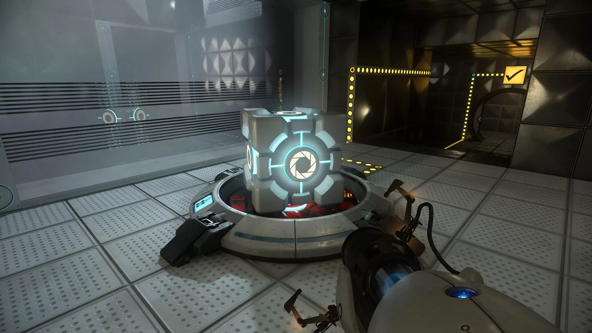 Um cubo de companhia em cima de um botão numa sala de testes de Portal with RTX, com reflexos no chão