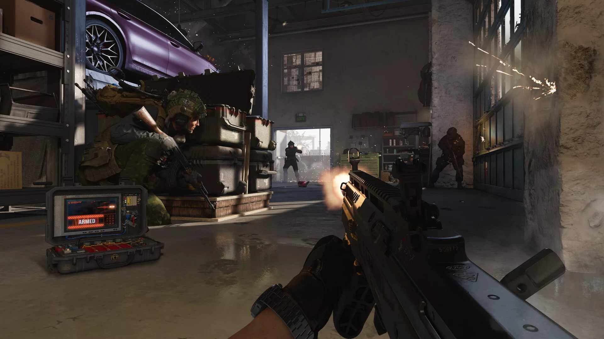 Jogador na primeira pessoa dispara uma espingarda dentro de um armazém, com inimigos ao fundo, no multijogador de Modern Warfare 4