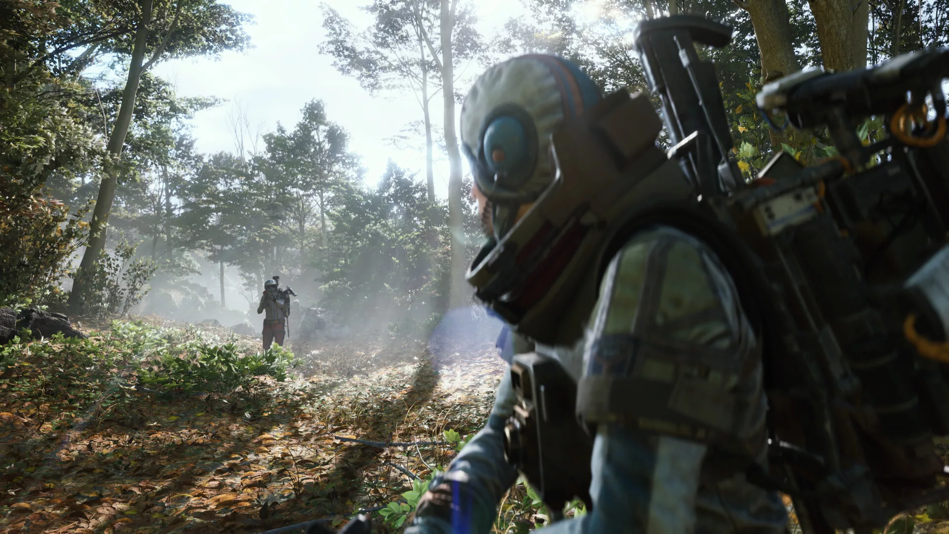 Um jogador de ARC Raiders com capacete e mochila a atravessar uma floresta com luz a entrar entre as árvores