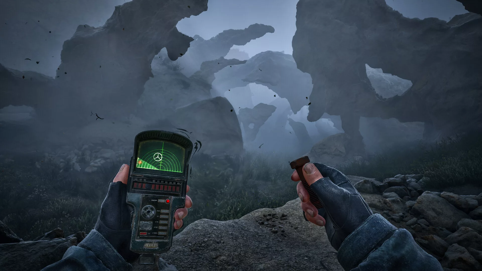 Jogador segura um detetor de anomalias no meio do nevoeiro em S.T.A.L.K.E.R. 2