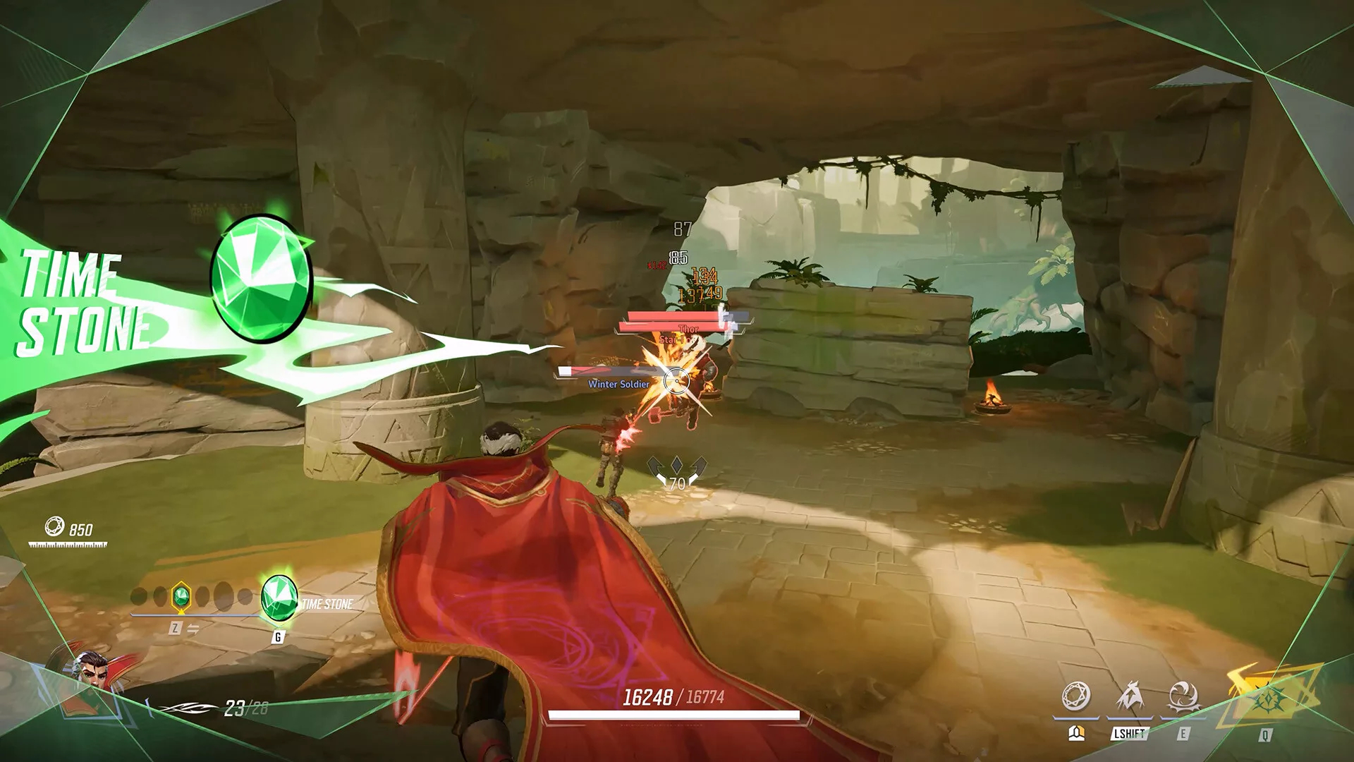 Um herói de Marvel Rivals com capa vermelha a disparar numa gruta, com o HUD do jogo à volta