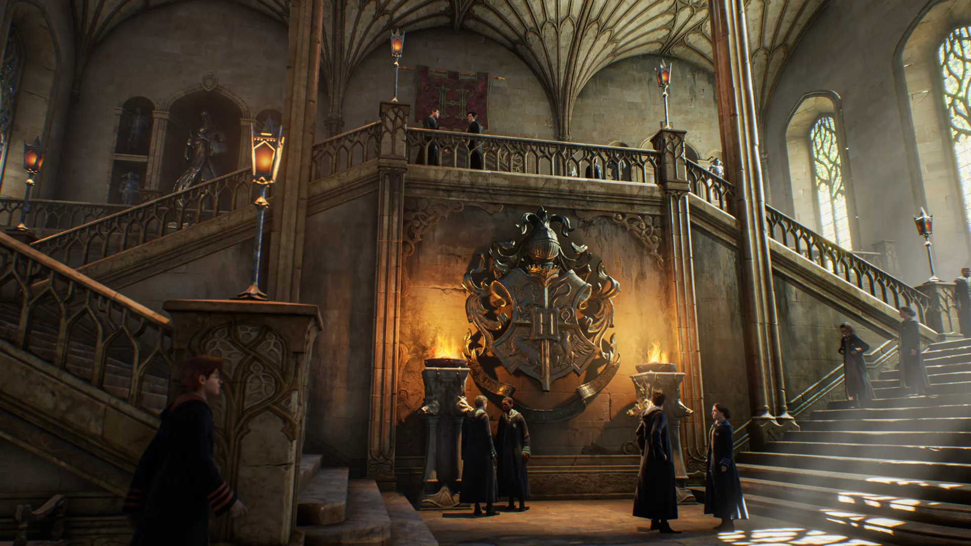 O grande átrio do castelo de Hogwarts, com escadarias de pedra e tochas acesas