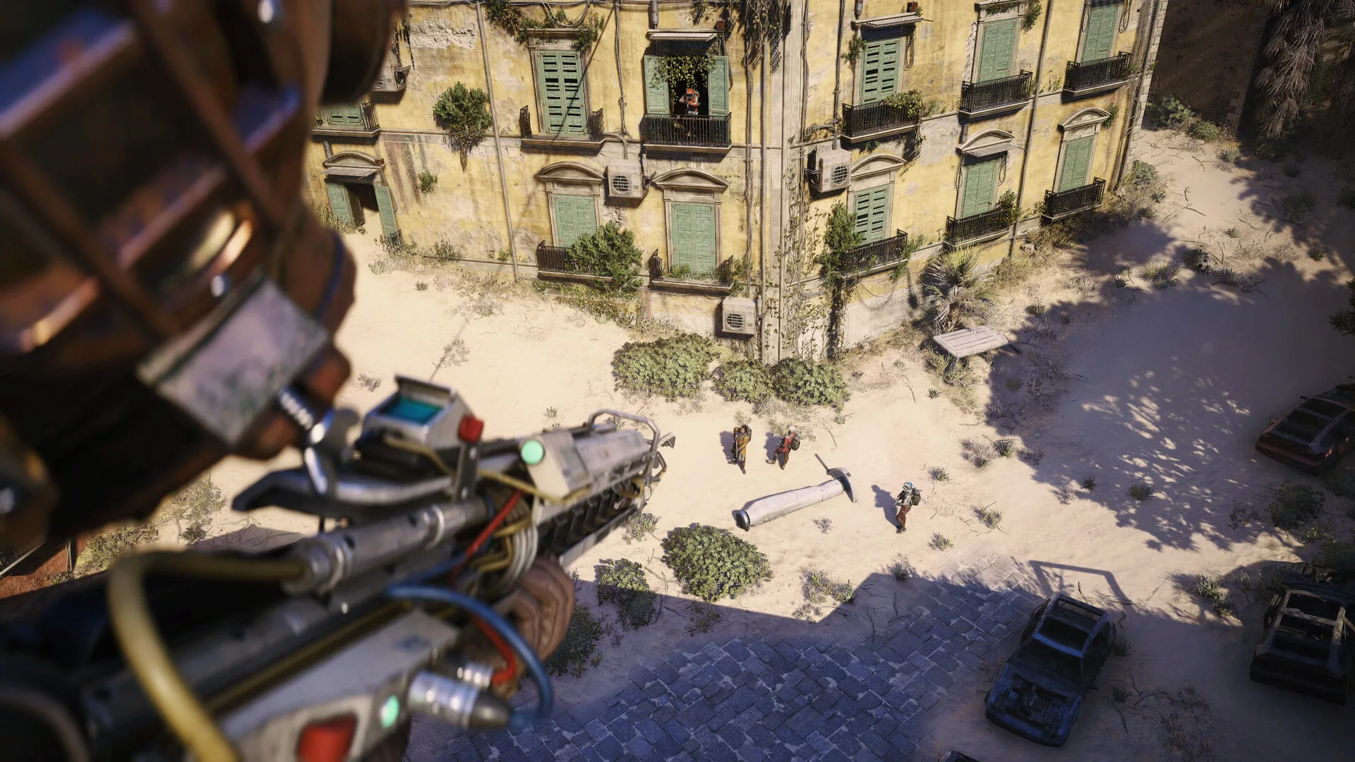 Um Raider vigia uma praça do alto em ARC Raiders