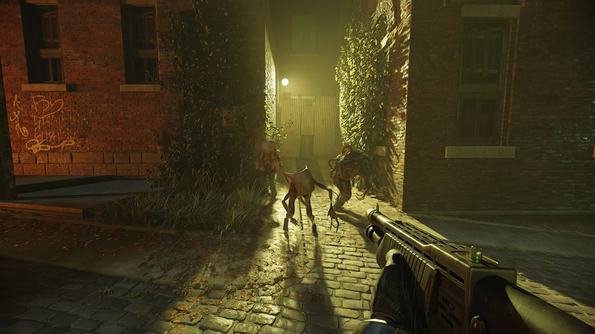 Uma rua de Ravenholm à noite em Half-Life 2 RTX, com zombies a aproximarem-se e uma caçadeira em primeiro plano