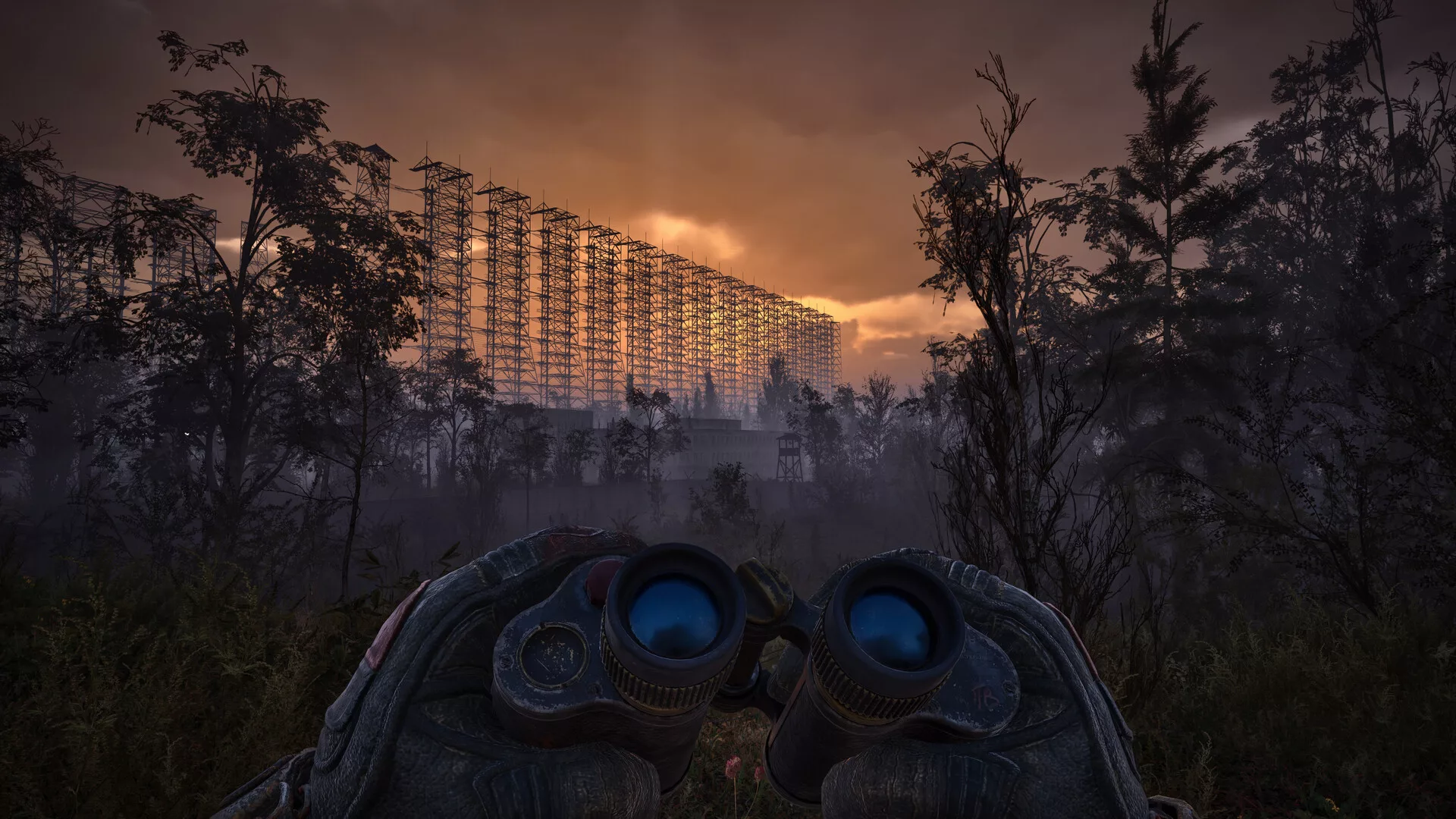 Jogador observa uma enorme estrutura de antenas ao pôr do sol através de binóculos em S.T.A.L.K.E.R. 2
