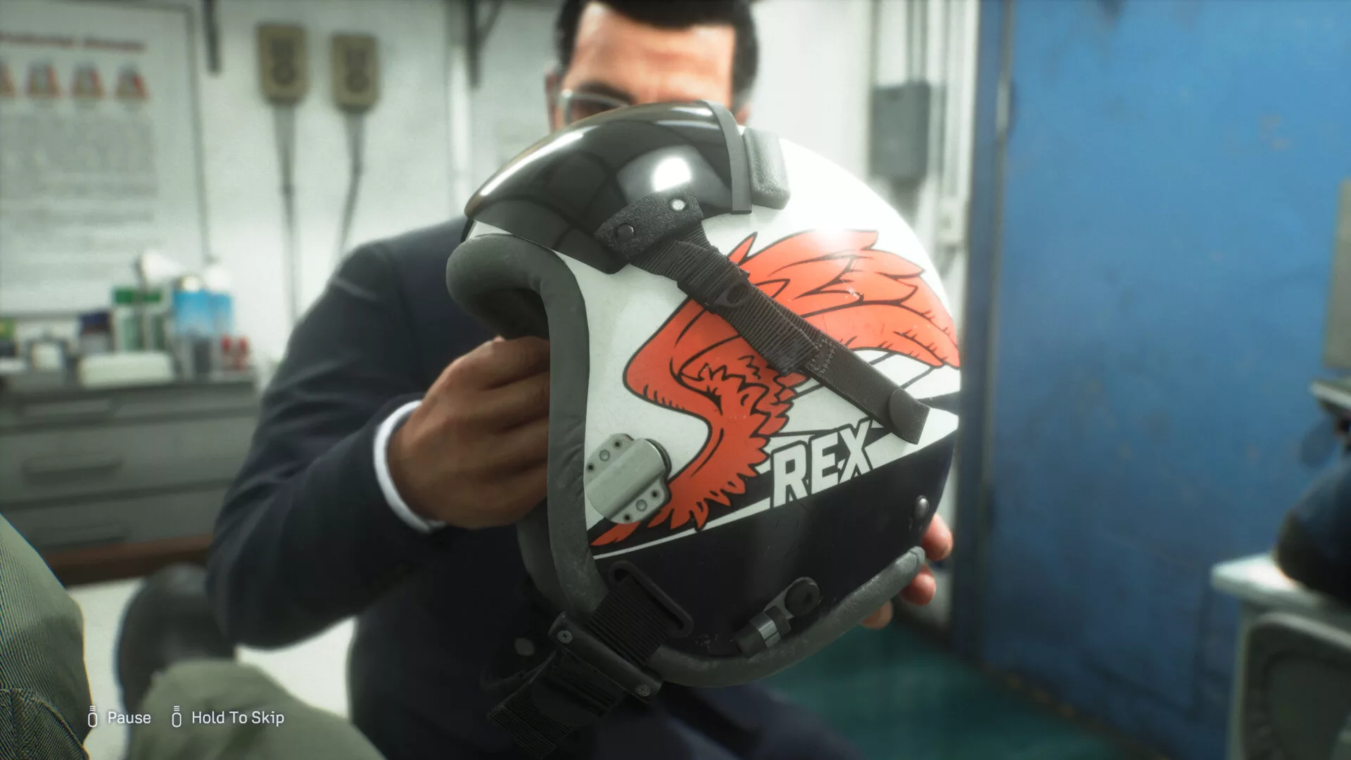 Um piloto de ACE COMBAT 8 com o capacete do emblema REX numa cena de vídeo