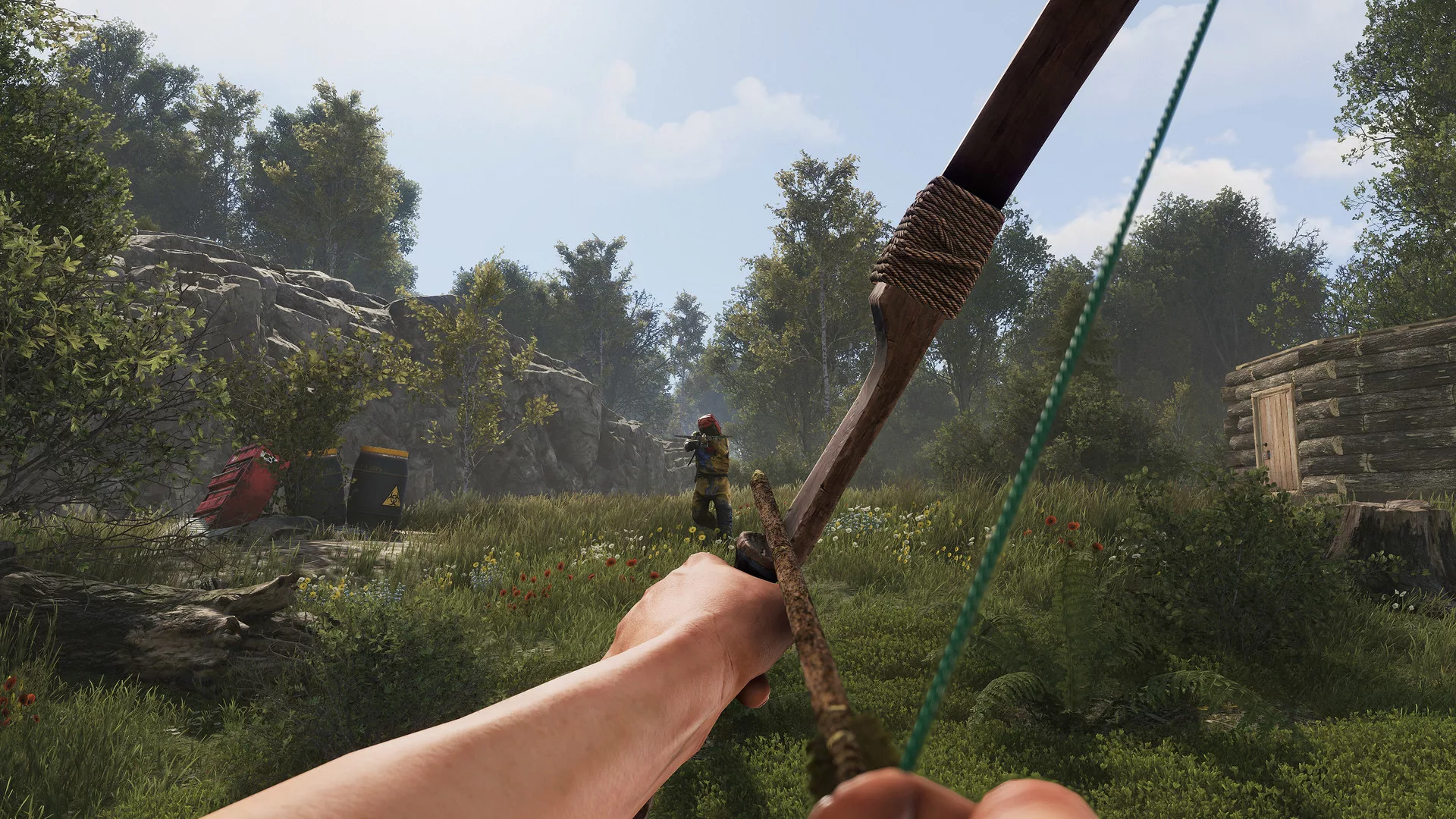 Jogador na primeira pessoa aponta um Hunting Bow a outro jogador numa floresta, em Rust