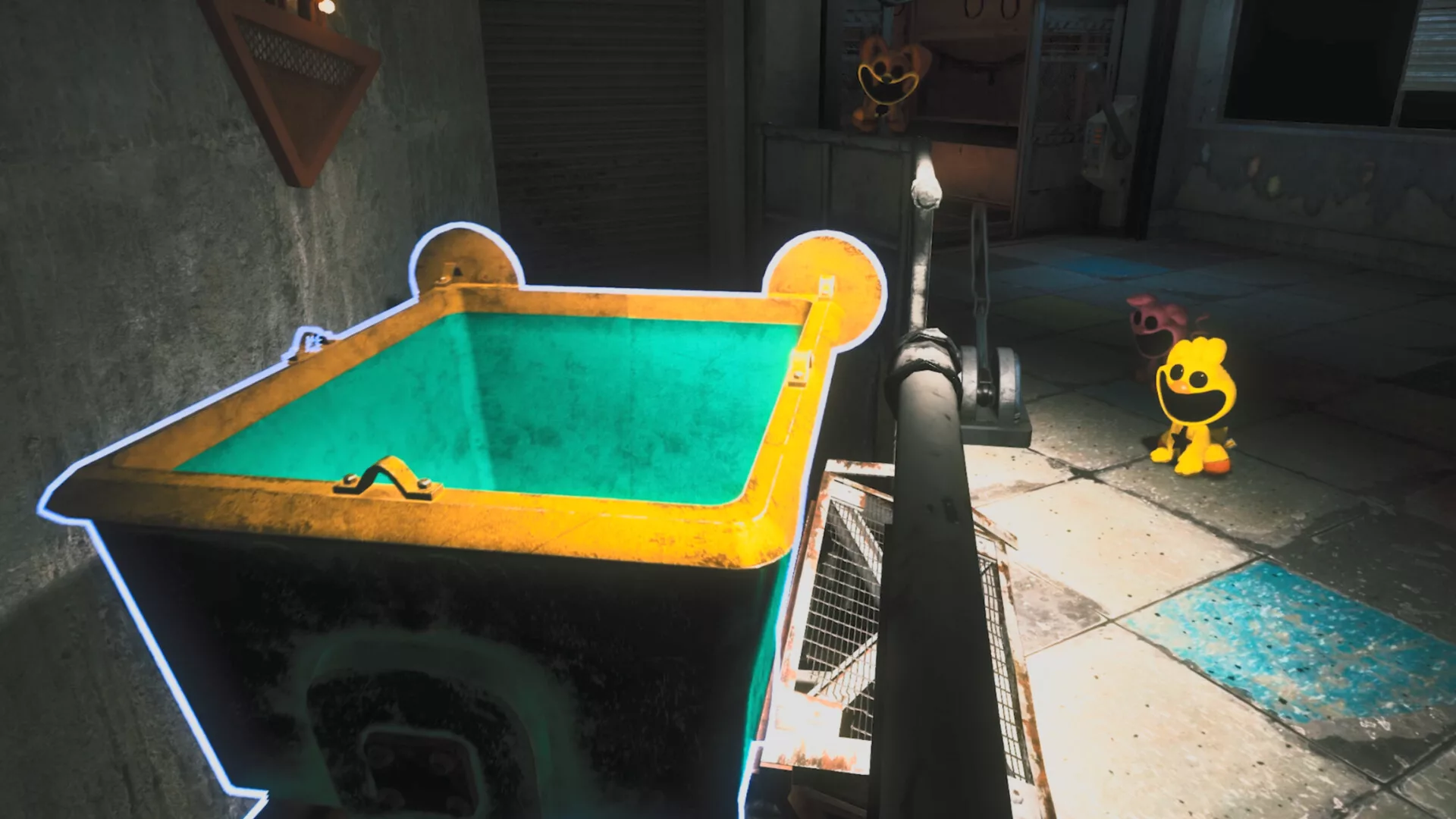 Um Smiling Critter ao lado de um carrinho de mina dentro da fábrica, em Escape From Playtime